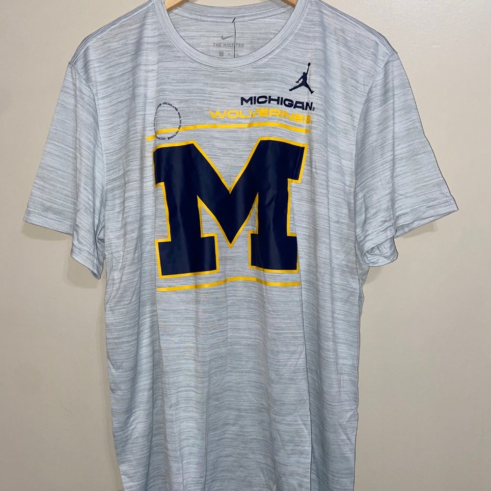 Jordan Michigan Wolverines Sideline Team Issue Velocity Shirt Men DB8287-100